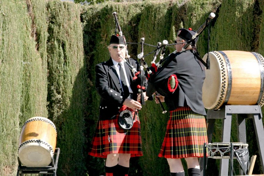 Bagpipers+Bill+Boetticher+and+Wally+Boggess+play+for+an+audience+of+Moorpark+College+students%2C+faculty%2C+staff%2C+child+development+center+children+and+guests+of+the+college.+The+two+led+the+parade+that+kicked+off+the+Multicultural+Day+festivities.