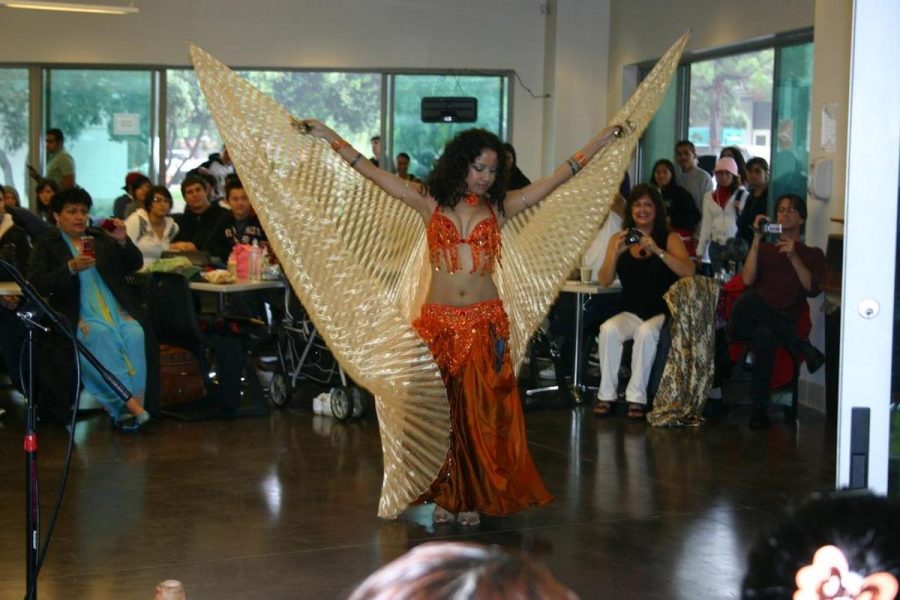 The+belly+dancing+demonstration+attracted+many+participants+from+the+OC+cafeteria+to+attend+dancing+the+workshop+at+gym.+