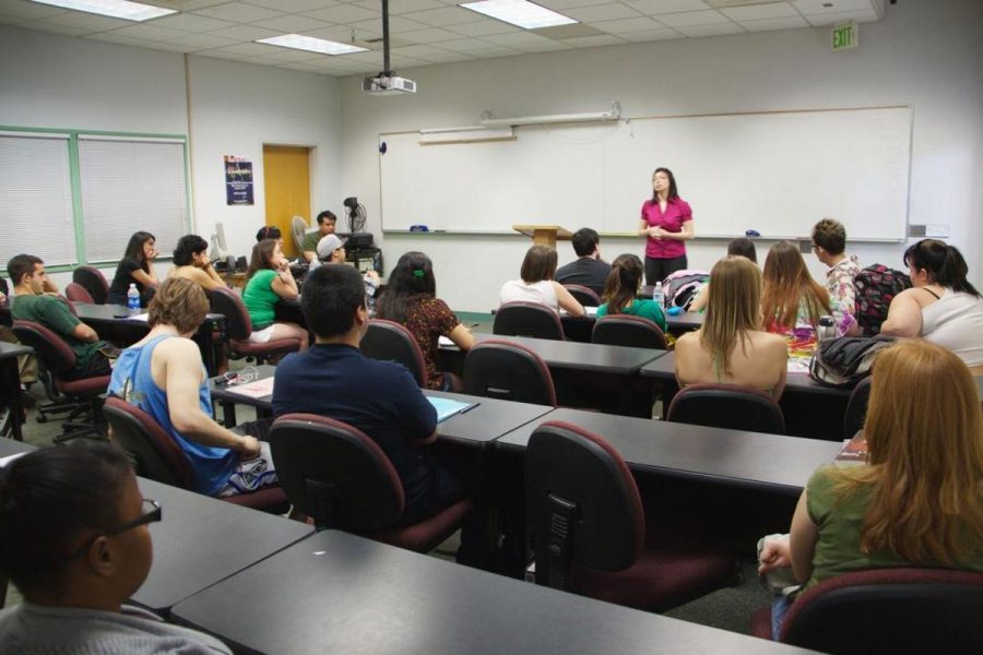 Students gather in a crowded classroom to listen to Amy Las words of wisdom on Wednesday, March 17. La provided students with valuable information on transferring and careers in psychology.