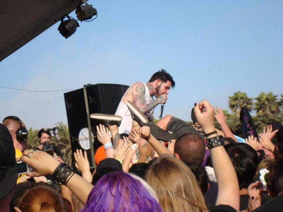 Aiden singer Wil Francis reaches out to fans at Vans Warped Tour 2009