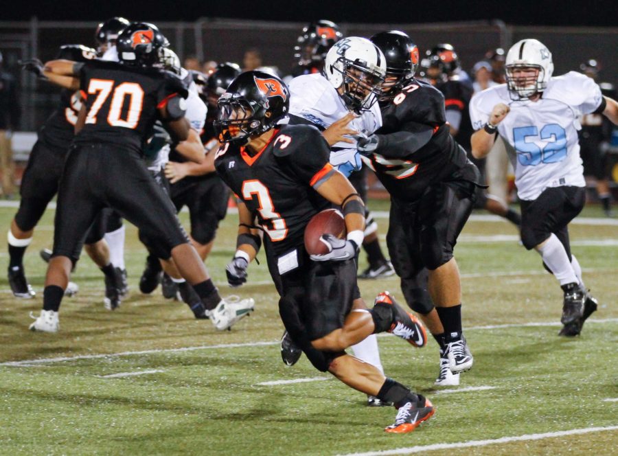 Ventura College's Michael Davis runs the ball at Ventura College's SPortsplex September 4