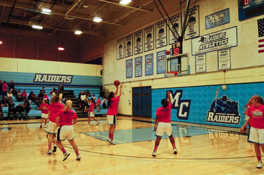 The women Raiders sport their pink Coaches vs. Cancer shirts during warm ups. 