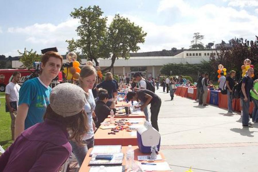 Students gather to find out about Moorpark Colleges clubs at last years Club Day.