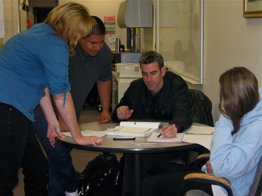 Moorpark+ACCESS+faculty+math+tutors+step+in+to+help+students+study.
