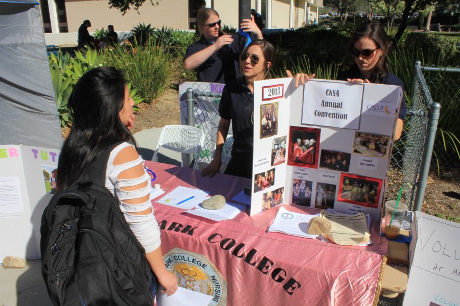 Becky Kelly(right) and Brianna Hanson(left) inform a student about the Emergency Response Club. Photo credit: Jon Suarez