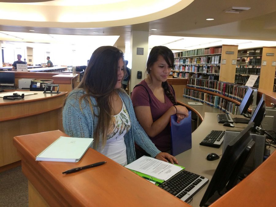 Freshman+Tiffany+Brewer-Snyder%2C+18%2C+and+Lora+Carrillo%2C+18%2C+spend+some+time+in+the+library+on+their+second+day+at+Moorpark.+Photo+credit%3A+Jessica+Frantzides
