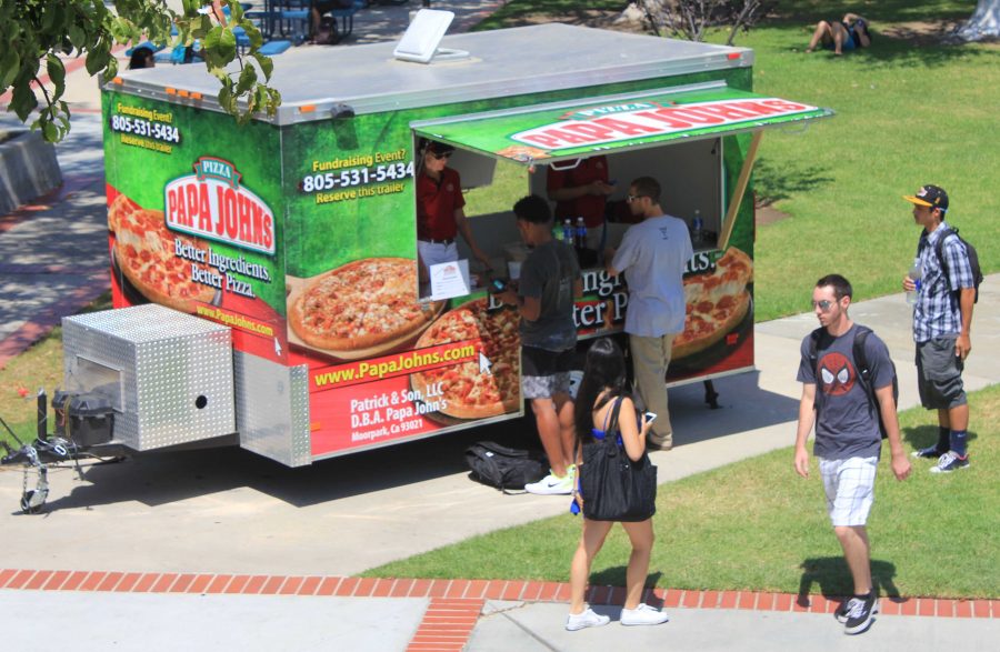 Students wait in line at the Papa Johns food truck. The college plans to bring back its cafeteria in the future. Photo credit: Nikolas Samuels