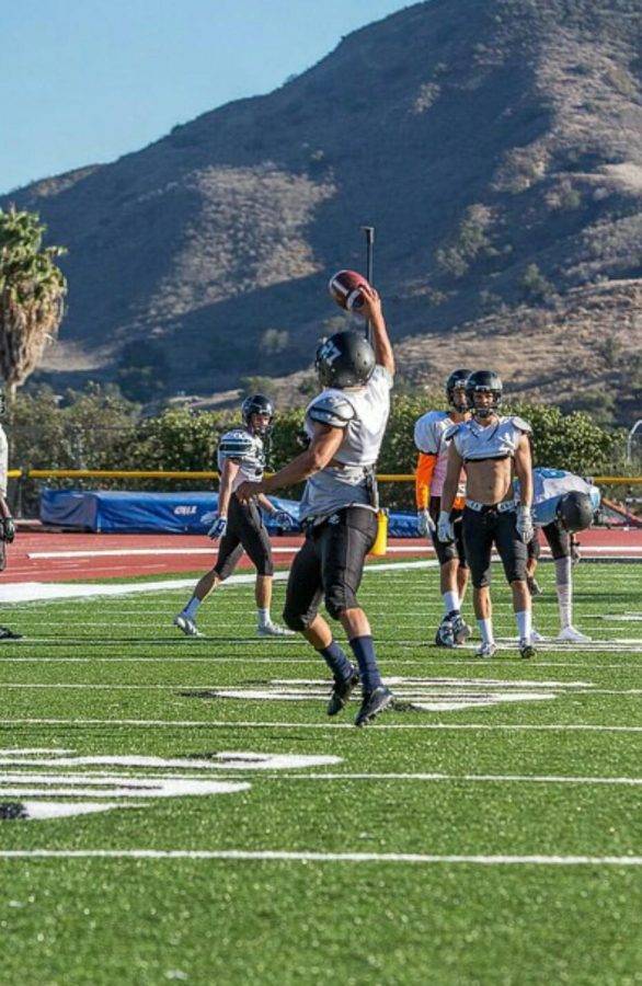 Moorpark wide receiver Jerry Gomez catching a pass in practice one handed. PC: Moorpark Raider football instagram