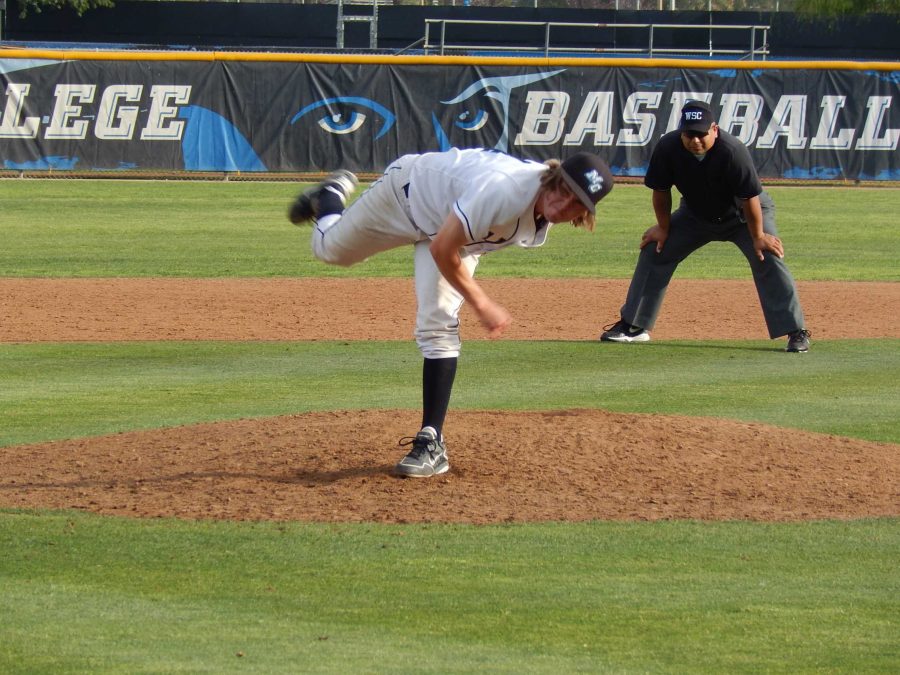 Raiders+relief+pitcher+Michael+Deleon+throws+to+the+plate+in+the+ninth+inning+against+the+Ventura+College+Pirates+on+Thursday.+Photo+credit%3A+Brian+King