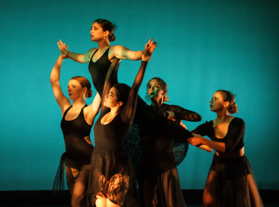 Dancers+perform+a+lift+in+one+of+the+pieces+showcased+at+Motion+Flux+in+April.+Photo+credit%3A+Samantha+Poletti