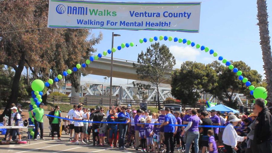 The++Ventura+County+NAMIWalk+participants+line+up%2C+preparing+for+the+ribbon+to+be+cut+and+the+walk+to+begin.+Photo+credit%3A+Rochelle+Leahy+%26+Maddi+Reali