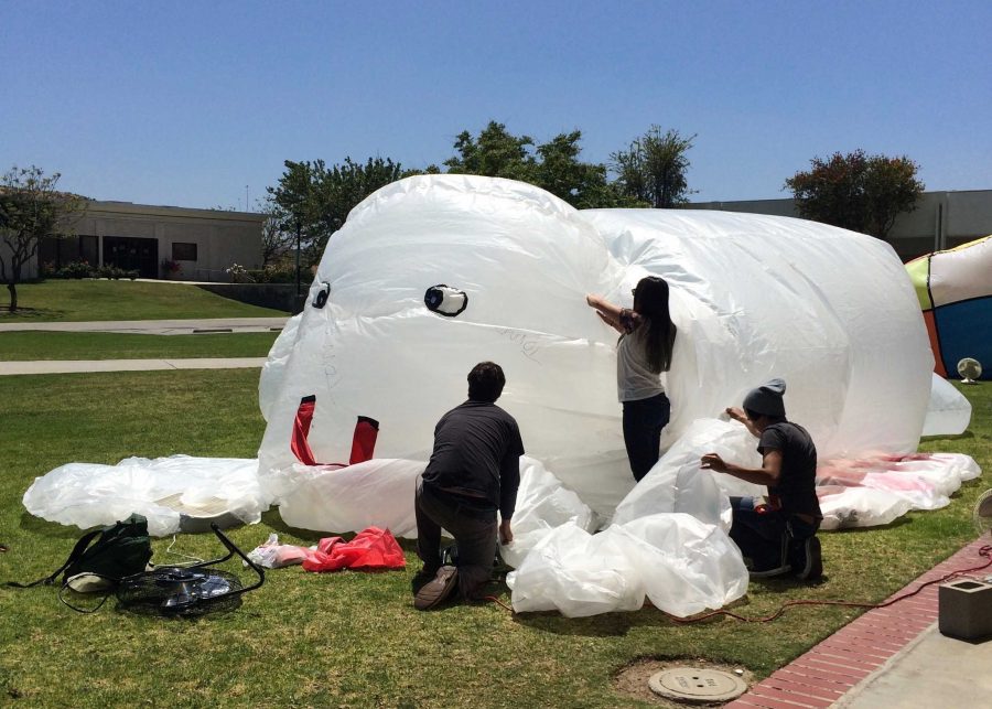 3D design students create huge, inflatable sculptures of at least 9 feet high that could fit up to 12 or 13 students inside. 