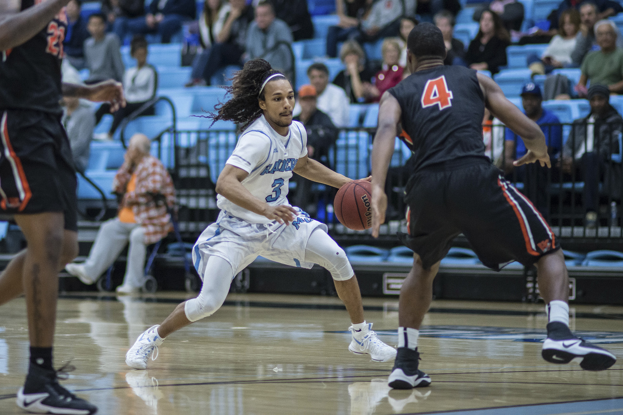 The Raiders steal a victory vs Ventura College, Moorpark Basketball Splits Home Games vs. Ventura