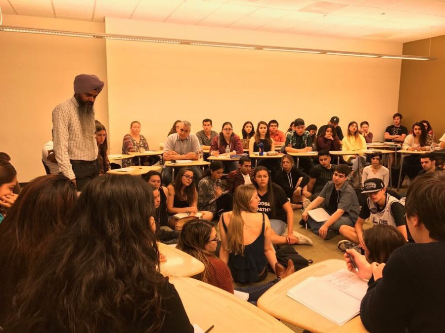 Dr. Kuldeep Singh lectures about religious boundaries to Moorpark College students and other attendees in a packed classroom on Multicultural Day. Photo credit: Jacquelyn Court