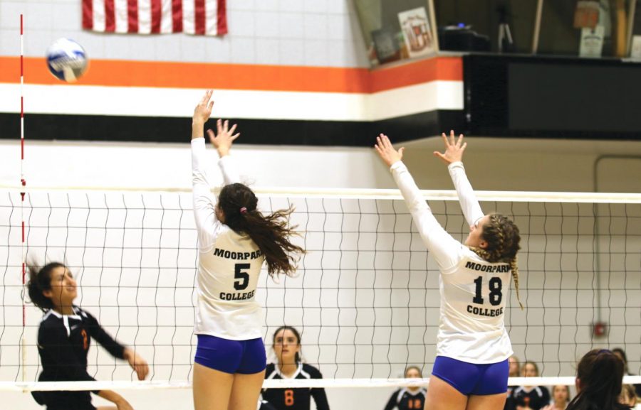Moran Olsan (5) and Jacquelyn Eicker (18) prepare to time a block in the second set against Ventura College. Photo credit: Eric Caldwell