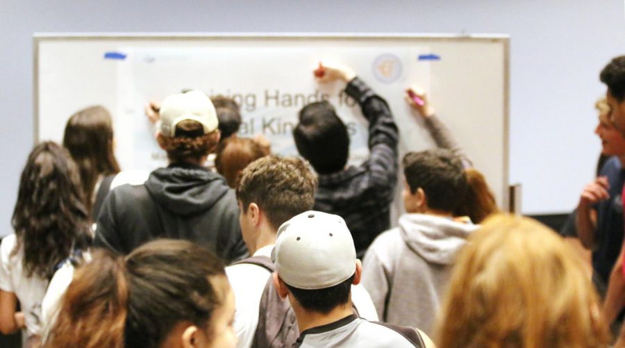 Moorpark+College+students+line+up+to+sign+the+Wall+of+Kindness.+Dr.+Kuldeep+Singh+spoke+on+the+importance+of+kindness+and+the+misconceptions+of+the+Sikh+religion+to+over+80+students.+Photo+credit%3A+Eric+Caldwell