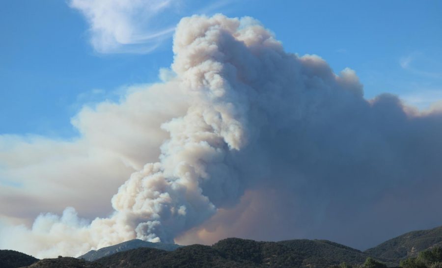 Almost+a+week+after+the+Woolsey+and+Hill+Fire+broke+out%2C+residences+of+Ventura+County+are+still+catching+glimpses+of+the+smoke+coming+over+the+mountain.+Photo+credit%3A+Shariliz+Poveda