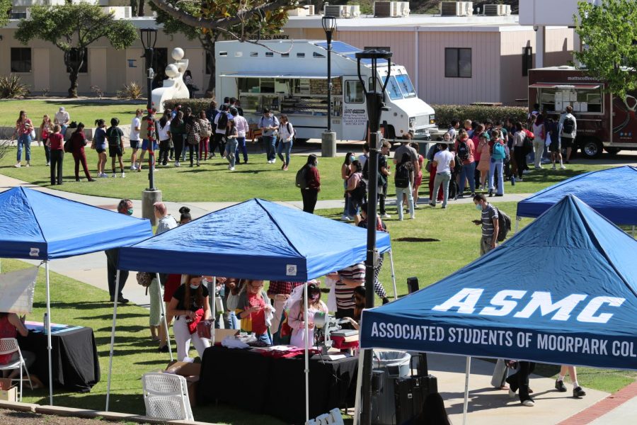 Students gather in the quad for food and fun during the ASMC Valentines Day celebration at Moorpark College on Feb. 14, 2022. Photo credit: Claire Boeck