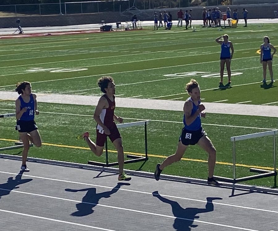 Wyatt Tack (right) and Marcus Fehlman (left), turn on their gears in the last lap of the 800m Photo credit: Luis Silva