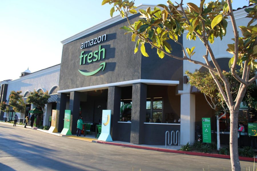 Customers+waiting+in+line+to+enter+Amazon+Fresh+during+the+grand+opening+on+Feb.+24%2C+2022.+Photo+credit%3A+David+Chavez