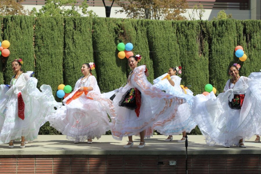 Folklorico+Mexico+dancers+express+their+cultural+traditions+in+Moorpark+College+quad+area.+This+Latinx+Heritage+Month+celebration++took+place+on+Sept.+20%2C+2022.+Photo+credit%3A+Sarah+Graue