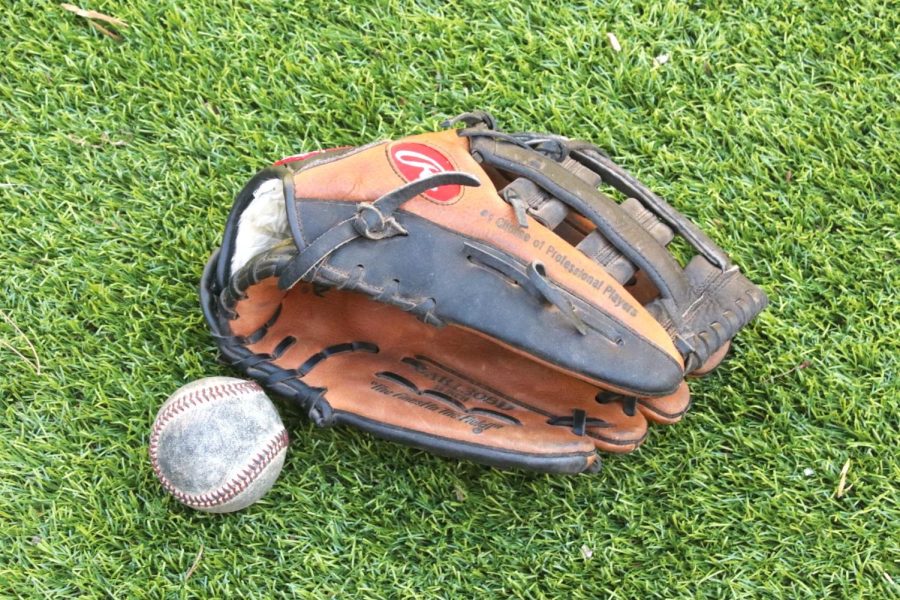 A+Rawlings+glove+and+a+used+baseball+lay+on+a+grass+lawn+in+Simi+Valley%2C+CA+on+Oct.+24%2C+2022.+Photo+credit%3A+Briana+Cruz