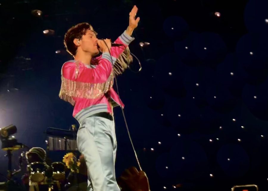 Singer-songwriter+Harry+Styles+waves+to+the+audience+while+performing+his+first+solo+hit%2C+Sign+of+the+Times%2C+at+his+final+show+at+the+Kia+Forum+on+Jan.+29%2C+2023.+Photo+credit%3A+Sarah+Graue