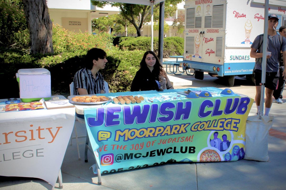 Moorpark College Jewish Club members host a table at Fall 2023 Club Rush on Sept. 26, 2023. Club members handed out honey cupcakes, known as lekach, and yarmulkes, traditional Jewish head coverings. Photo credit: Jaya Roberts