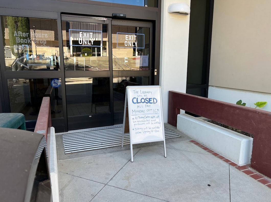 The Moorpark College Library displays a closed sign to students following a campus-wide power outage on Oct. 16, 2023. Photo credit: Matthew Camacho