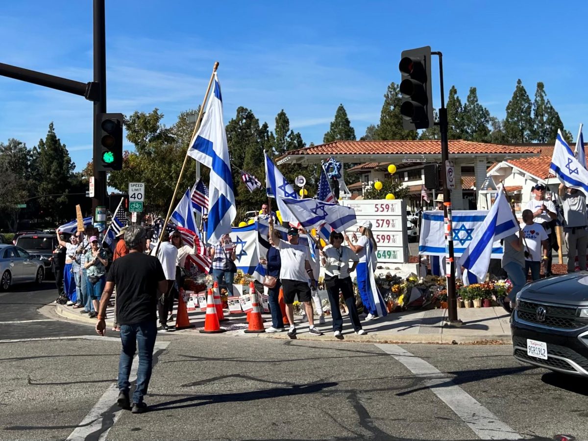 Pro-Israeli+demonstrators+gather+at+the+intersection+of+Thousand+Oaks+Boulevard+and+Westlake+Boulevard+in+Thousand+Oaks+on+Nov.+12%2C+2023%2C+to+honor+late+protester+Paul+Kessler.+Photo+credit%3A+The+Editorial+Board.