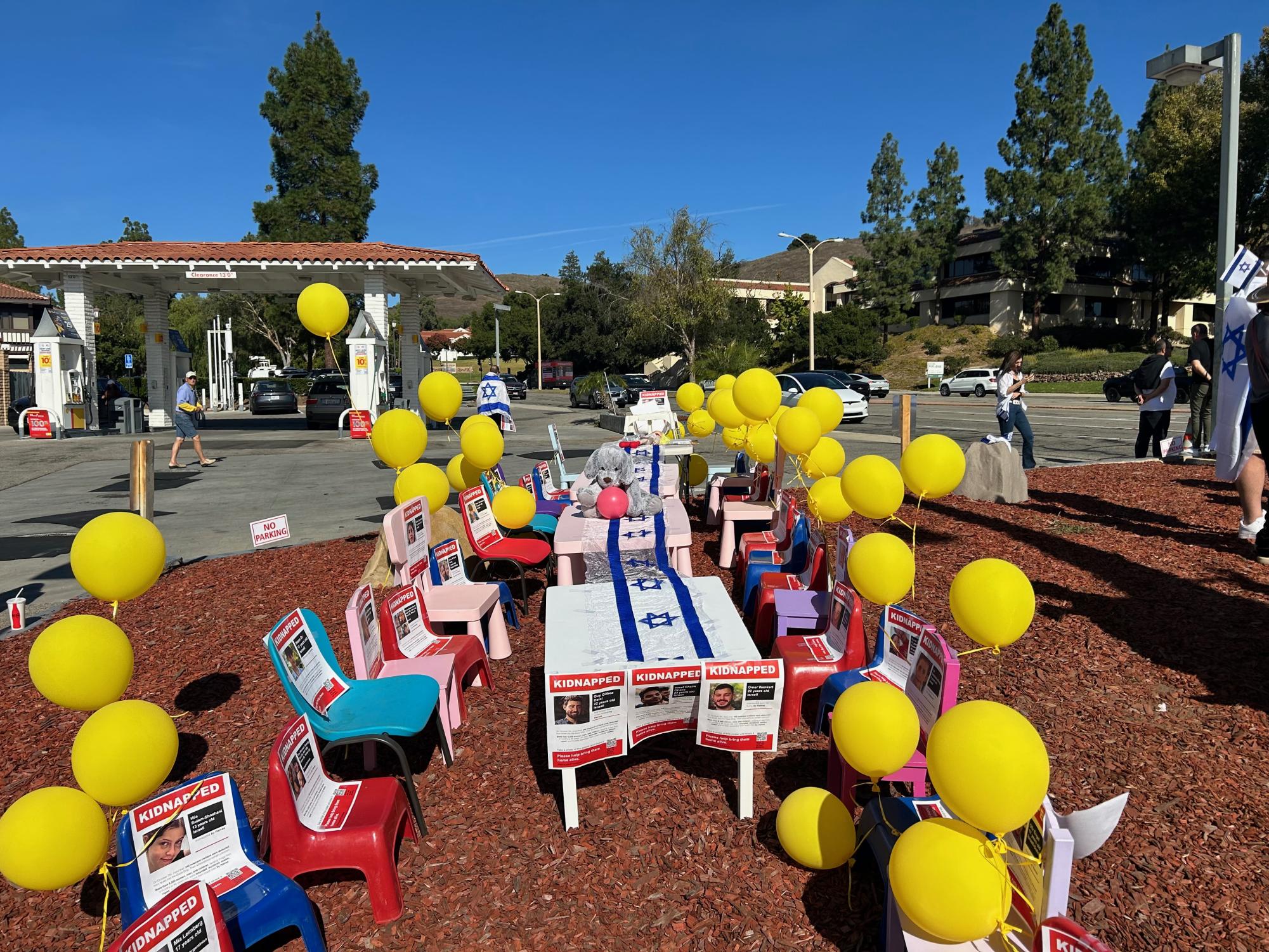 Pro-Israeli protesters set up a display at the Thousand Oaks demonstration on Nov. 12, 2023. Photo credit: The Editorial Board